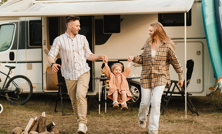 Familj framför sin husbil