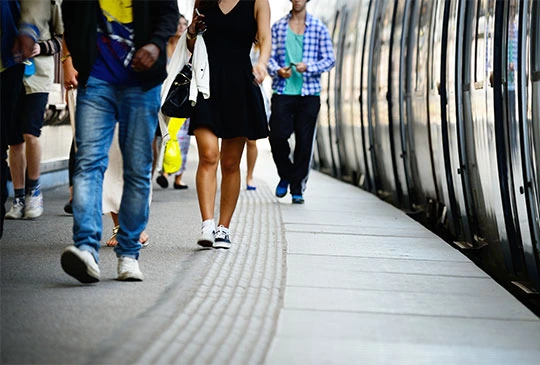 Tågresenärer på perrong vid pendeltåg