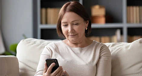 Kvinna i soffa jämför blancolån