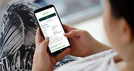 Kvinna jämför SMS-lån hos FinansFreak