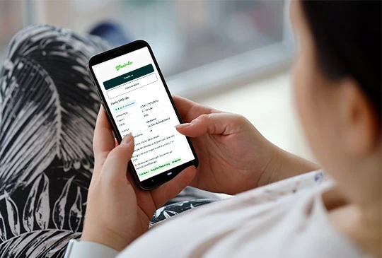 Kvinna jämför SMS-lån hos FinansFreak