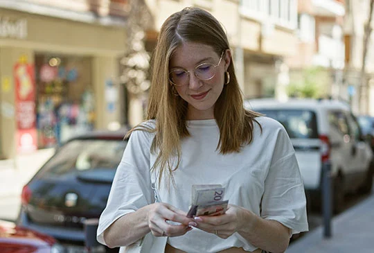 Kvinna som lånat utan UC håller i pengar