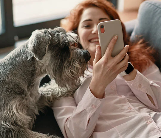 Kvinna med hund ansöker om lån utan UC