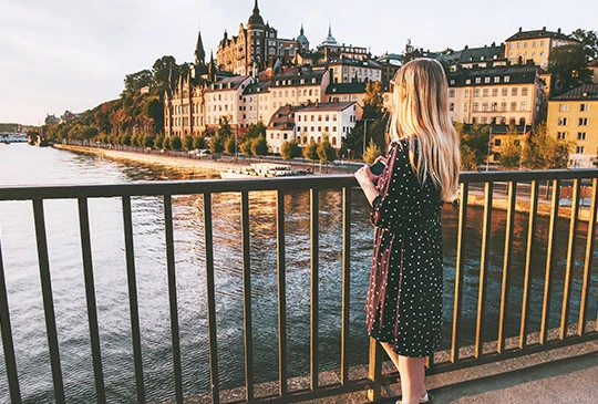 Kvinna tittar ut över vattnet i Stockholm