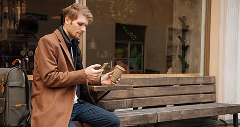 En man jämför SMS-lån i mobilen