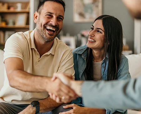 Kvinna och man tar ett hopbakslån