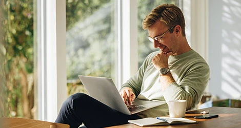 Man jämför lån på laptop