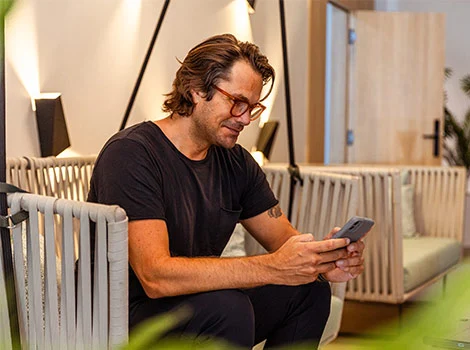 En man jämför lån utan UC i mobilen