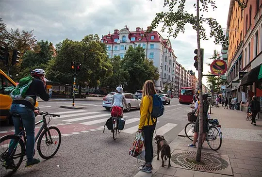 Människor på gata i Stockholm