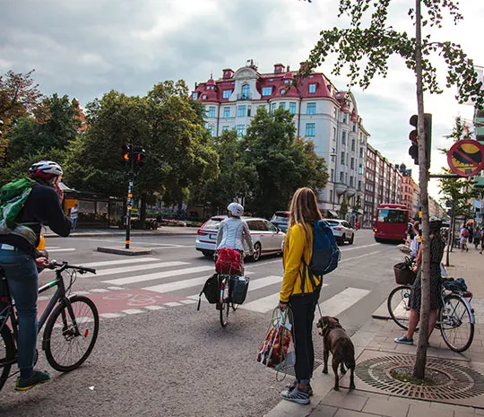 Människor på gata i Stockholm