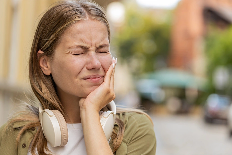 Kvinna har ont i tänderna