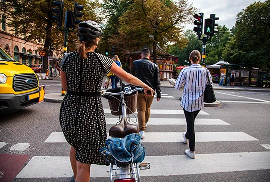 Folk känner frihet på övergångsställe i Stockholm