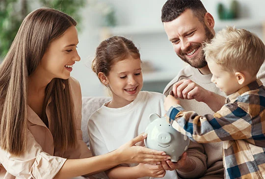 Barn sparar pengar i spargris