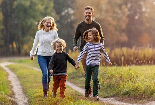 Familj springer på grusväg