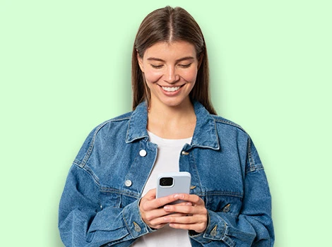 Kvinna jämför SMS-lån på sin mobil