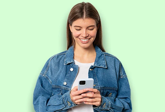 Kvinna jämför SMS-lån i mobiltelefon