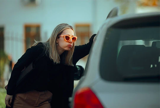 Kvinna trött på sin bil