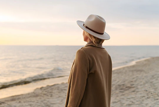 Kvinna tittar mot horisonten