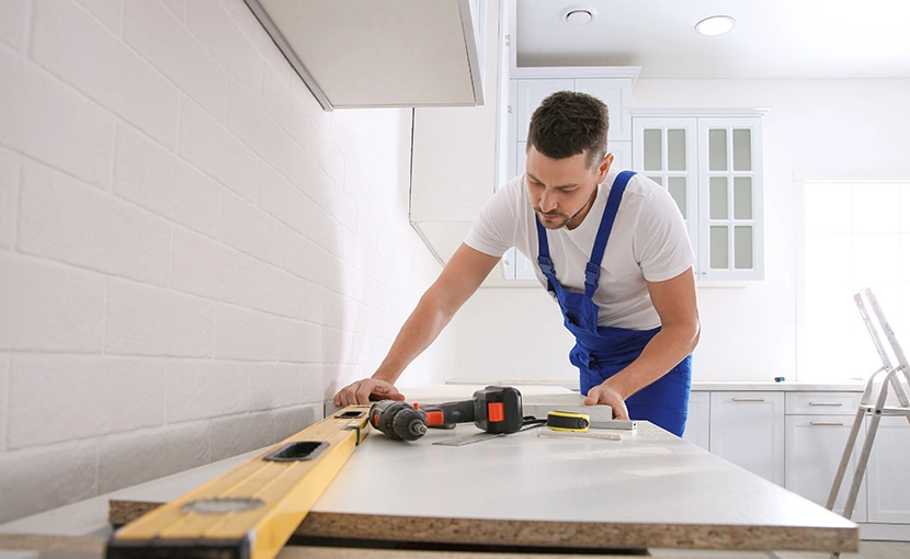 Snickare renoverar ett kök