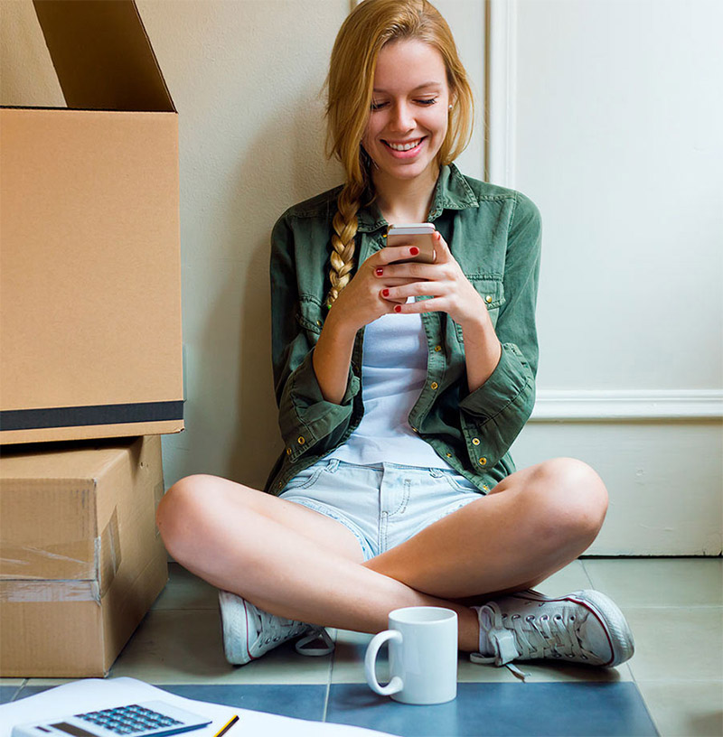 Tjej gör beräkningar i mobilen