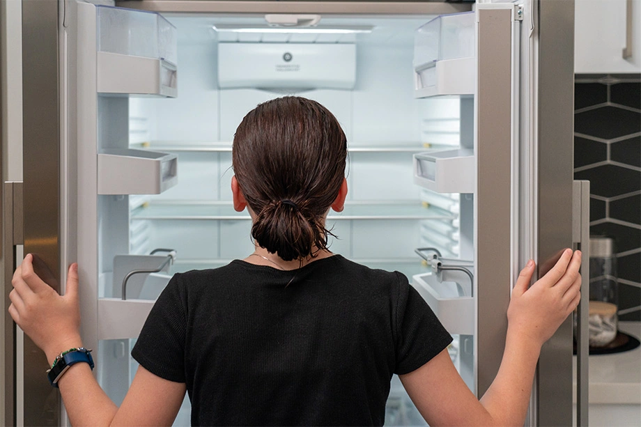 Kvinna tittat i tomt kylskåp